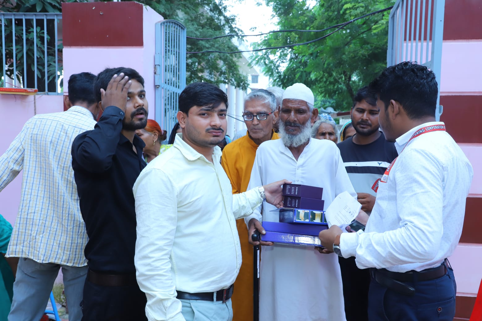 स्वास्थ्य संबंधित किट वितरण !